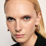 Wet lashes - mokre rzęsy trendem wiosny 2026. Efekt rosy na rzęsach